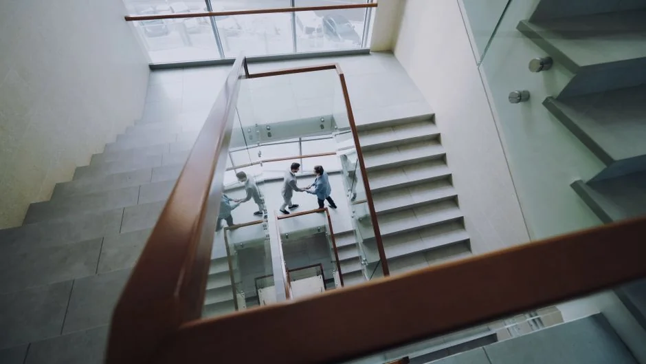 Tri ženy v hidžáboch spolupracujúce na digitálnych reklamných stratégiách pri stole s notebookmi.
